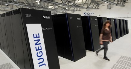 Największymi potentatami na rynku superkomputerów są Intel i IBM /AFP