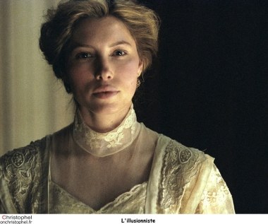 Najwyżej ocenioną kreację w całej swej karierze Jessica Biel stworzyła w historycznym filmie Neila Burgera "Iluzjonista". Odtwórca głównej roli, Edward Norton, przyznał, że uroda Biel była idealna do rozgrywającego się na przełomie XIX i XX wieku obrazu.

"Z łatwością można ją sobie wyobrazić jako wiejską dziewczynę albo słowiańską księżniczkę. Gdy zobaczyłem ją po raz pierwszy w kostiumie, wyglądała jakby właśnie zeszła ze starego obrazu. Nie było w niej cienia współczesności" - mówił Norton.
