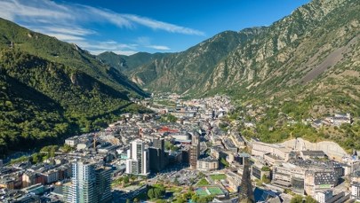 Najwyżej położona stolica Europy. Nie dolecisz samolotem, nie dojedziesz pociągiem