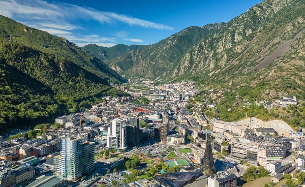 Najwyżej położona stolica Europy. Nie dolecisz samolotem, nie dojedziesz pociągiem