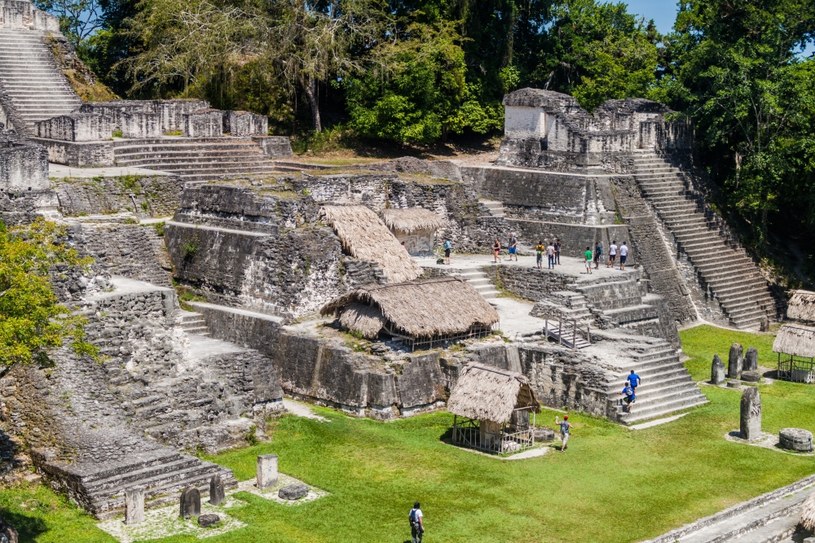 Najwyższa świątynia w Tikal ma dziewięć schodkowych poziomów i czterdzieści siedem metrów wysokości /123RF/PICSEL