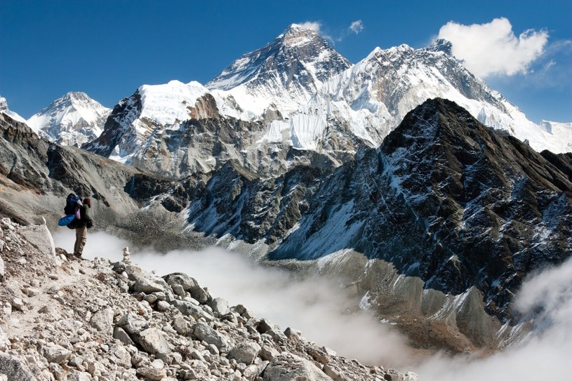 Najwyższe góry przyciągają wielu śmiałków /123RF/PICSEL