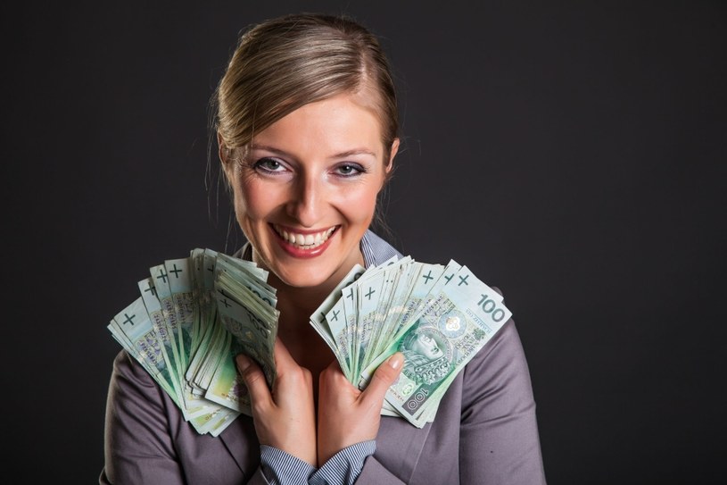 Najwyższe przeciętne wynagrodzenie otrzymywały kobiety zatrudnione w Zabierzowie /123RF/PICSEL