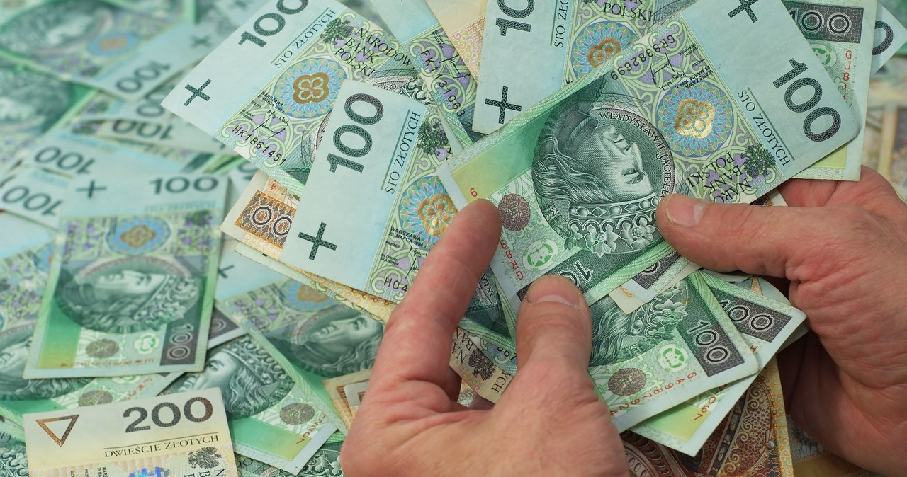 Najwyższe wynagrodzenia oferują firmy duże, zatrudniające powyżej 250 pracowników /123RF/PICSEL