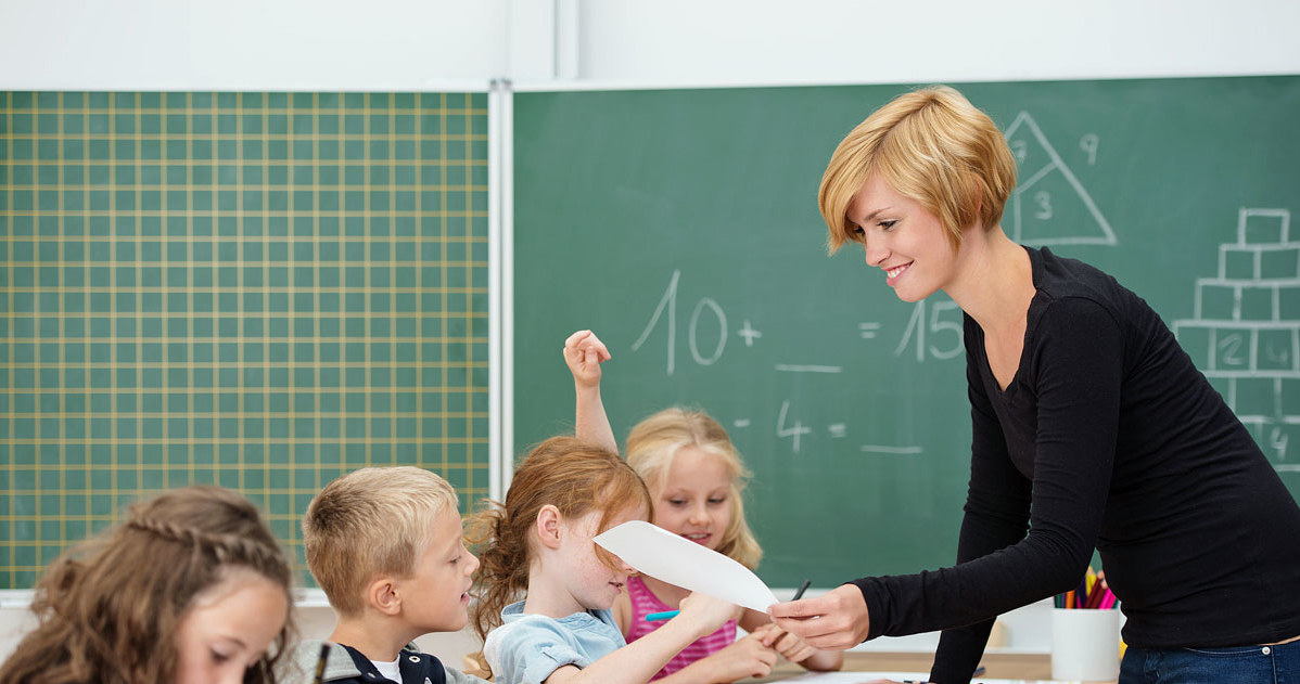 Najwyższe wynagrodzenie podstawowe otrzymują nauczyciele dyplomowani z tytułem zawodowym magistra i z przygotowaniem pedagogicznym /123RF/PICSEL