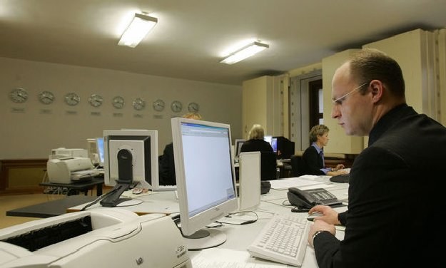 Najwyższe zarobki są wśród pracowników działów IT zatrudnionych w przedsiębiorstwach z Mazowsza /AFP