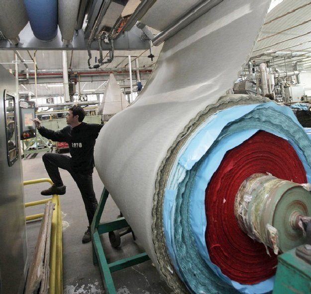Najwyższe zarobki w przemyśle lekkim oferowano w województwie mazowieckim /AFP