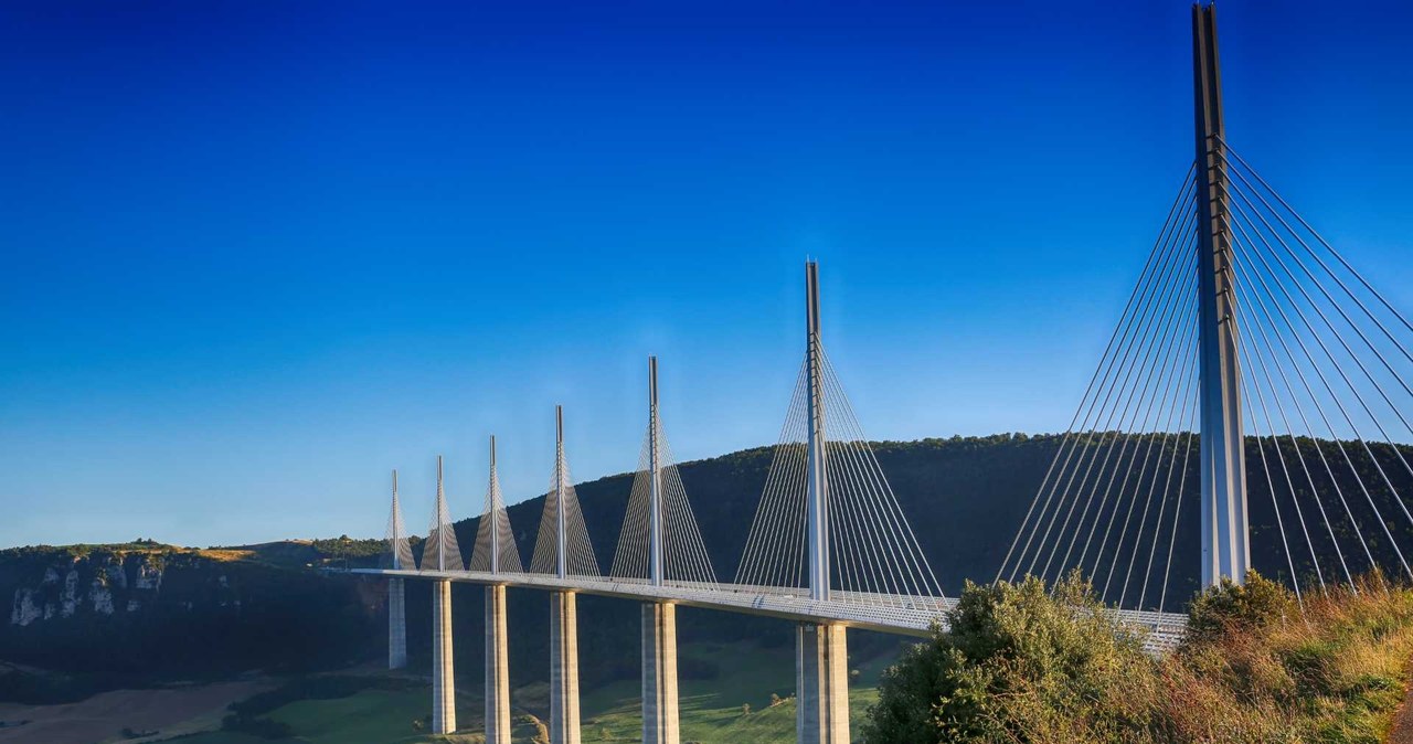 Najwyższy most drogowy świata znajduje się we Francji /123RF/PICSEL