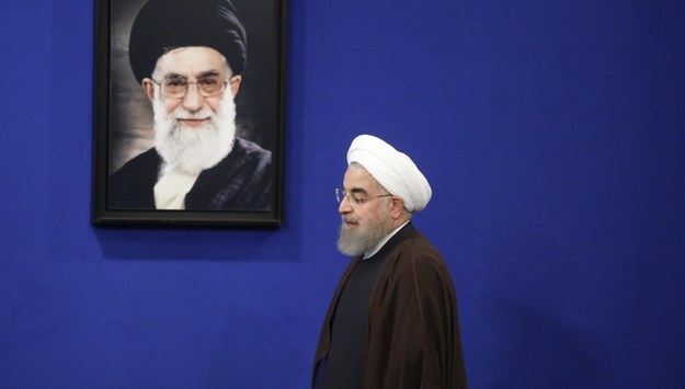 Najwyższy Przywódca Iranu Ali Chamenei (na obrazie) i prezydent Hassan Rouhani /STRINGER /PAP/EPA