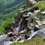 Najwyższy wodospad Karkonoszy. Najlepiej podziwiać go w czasie roztopów