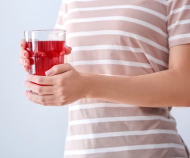 Najzdrowsze kompoty na lato. Oczyszczają z toksyn, ułatwiają zasypianie, a nawet sycą