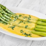 Najzdrowszy dodatek do młodych szparagów. Mało kalorii a mnóstwo białka i witamin