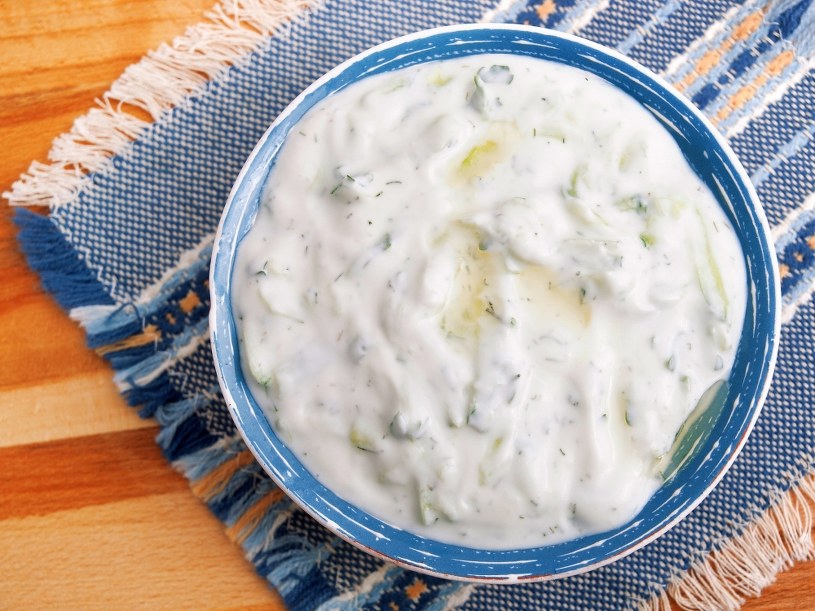 Najzdrowszy sos świata. Idealny do mięsa, ryb i warzyw. Jak zrobić sos tzatziki?  