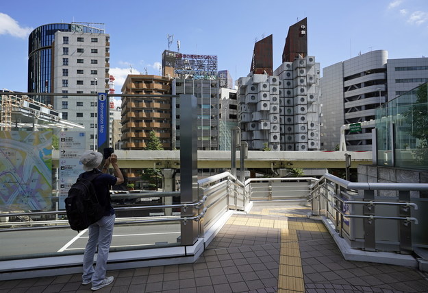 Nakagin Capsule Tower do tej pory wyróżnia się na tle innych budynków w Tokio. /FRANCK ROBICHON /PAP/EPA