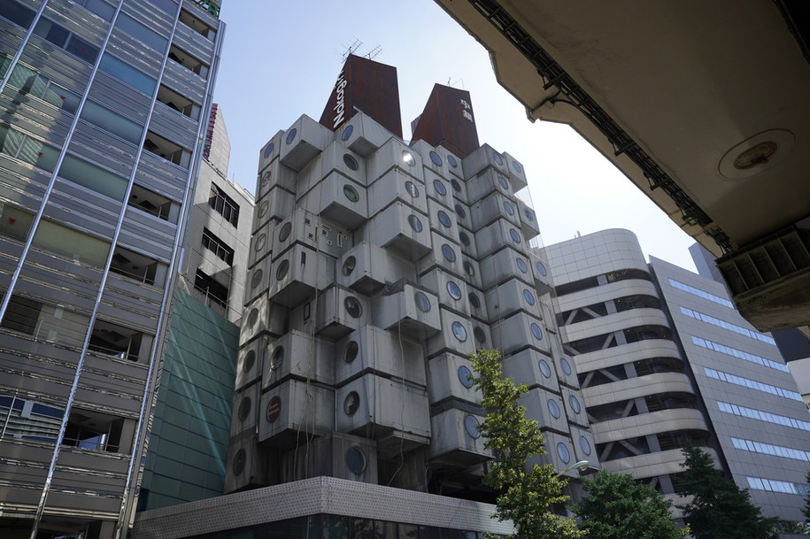 Nakagin Capsule Tower w Tokio, stolicy Japonii. /FRANCK ROBICHON /PAP/EPA