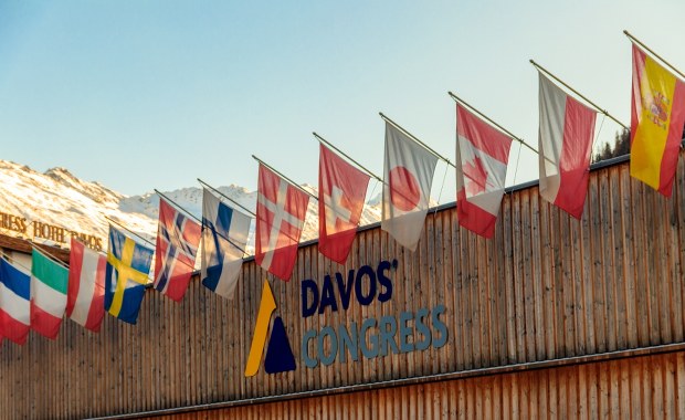 Nakaz jedzenia owadów i osobiste limity CO2? Fala teorii spiskowych wokół Davos