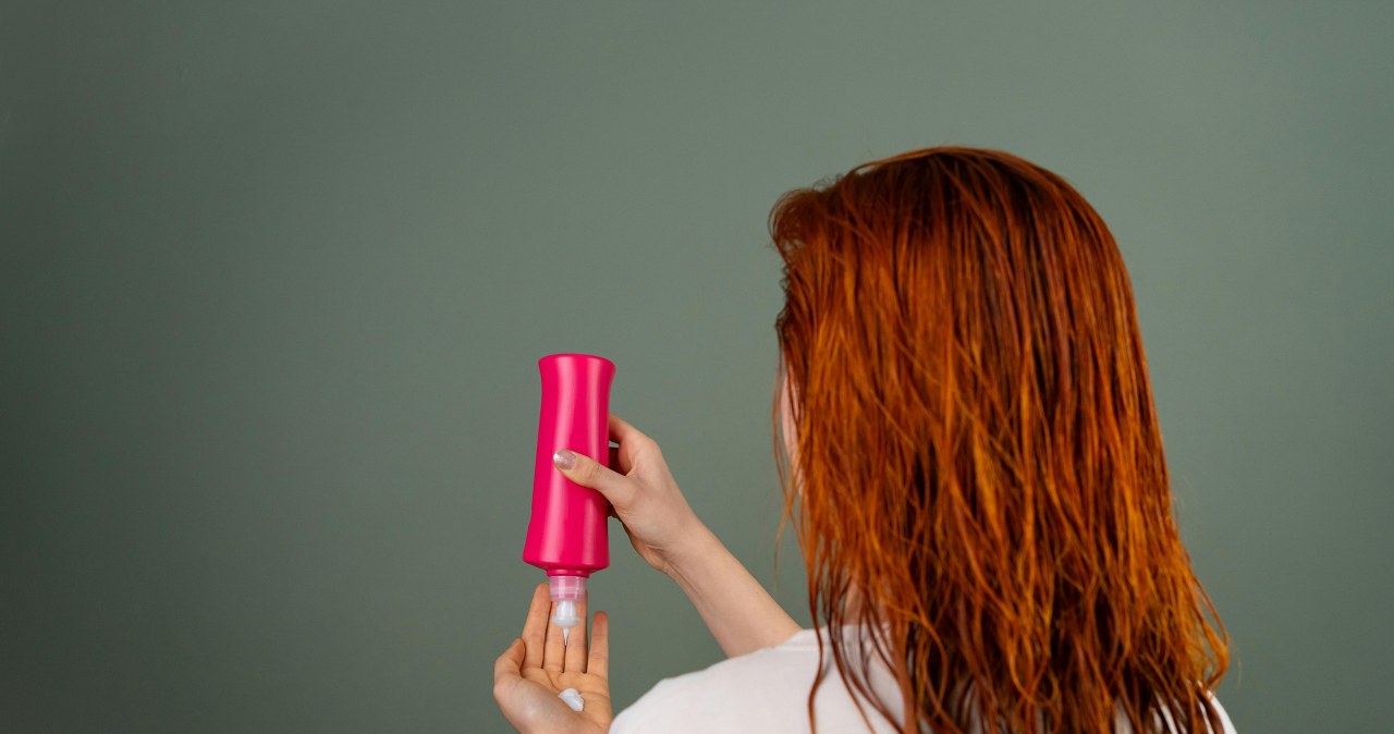 Nakładanie odżywki na mokre włosy przed rozczesywaniem /Beyzanur K. /pexels.com