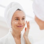 pielęgnacja Nakładasz tak krem pod oczy? To dlatego nie przynosi skutków