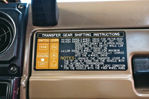 Naklejka przy skrzyni biegów szczegółowo opisuje, w jakich warunkach i w jaki sposób można używać blokady międzyosiowej i reduktora terenowego. Zdjęcie pochodzi z Toyoty Land Cruiser. /Motor