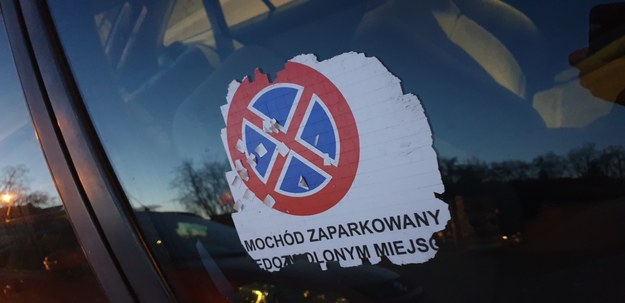 Nalepianie takich naklejek na samochody kierowców idiotycznie parkujących to dobry pomysł?
