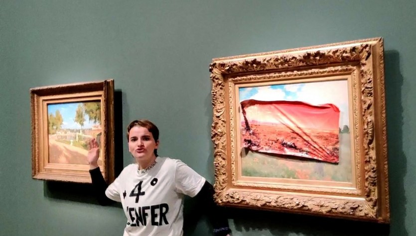 Nalepiła kartkę na obraz Moneta. Skandal w paryskim muzeum