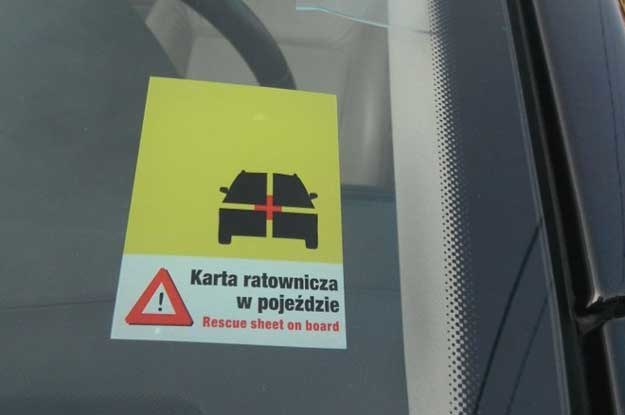 Nalepka informująca, że w samochodzie znajduje się karta ratownicza /Fot. kartyratownicze.pl /Informacja prasowa