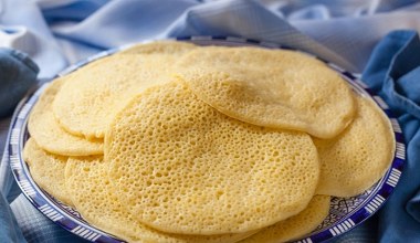 Naleśniki "milion dziurek". Wyglądają obłędnie, a smakują jeszcze lepiej  