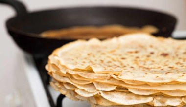 Naleśniki rozpadają się podczas smażenia? Dodaj 1 łyżkę tego i zapomnij o problemie