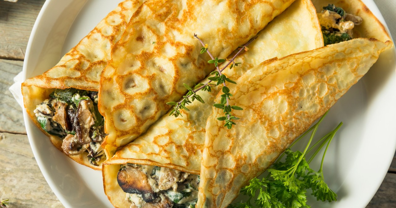 Naleśniki z aromatycznym farszem to idealny przepis na obiad /bhofack2 /123RF/PICSEL