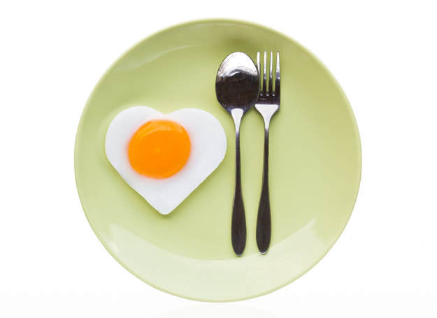 Należy pamiętać, że maluszkowi nie wolno podawać żółtka ani jajka na surowo. /123RF/PICSEL