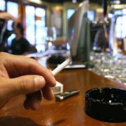 Nałóg palaczy wzmocni przemyt papierosów? /AFP