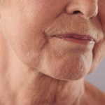 Nałóż na zmarszczki wokół ust. Zapomnisz o botoksie na długie miesiące