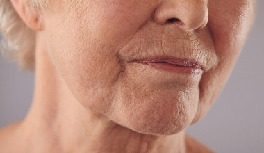 Nałóż na zmarszczki wokół ust. Zapomnisz o botoksie na długie miesiące