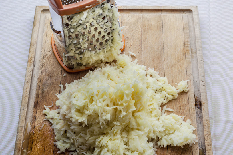 Nałóż papkę z ziemniaków i mąki ziemniaczanej. Brud szybko zniknie /123RF/PICSEL