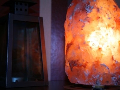 Namiastką solnej jaskini jest lampa z kryształu soli &nbsp; /&copy; Panthermedia