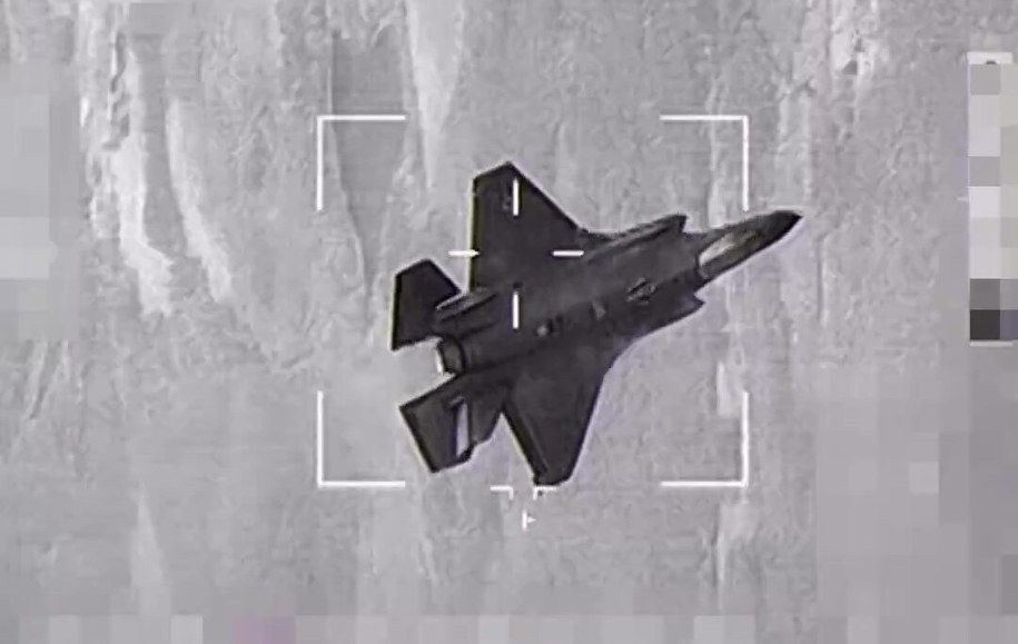 Namierzony przez Rafale myśliwiec F-35A Lightning II (kadr z nagrania opublikowanego przez Francuskie Siły Powietrzne) /@Armee_de_lair (X) /