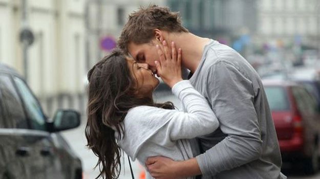 Namiętne pocałunki na środku ulicy /MTL Maxfilm