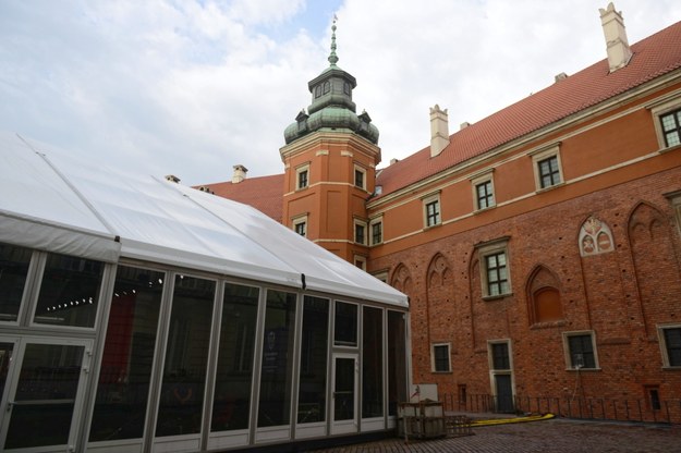 Namiot na dziedzińcu zamku Królewskiego / 	Jakub Kamiński    /PAP