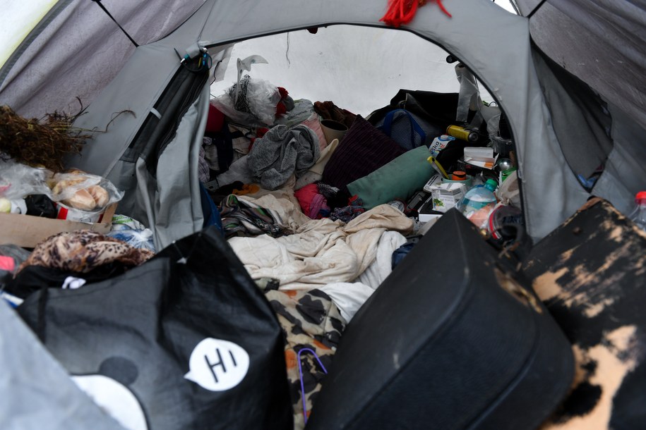 Namiot, w którym 24-latka mieszkała z 2-letnią córką /Adam Warżawa /PAP