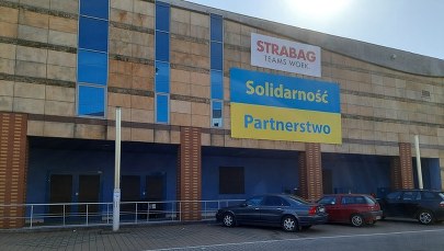 Namiot World Central Kitchen przed dawną Plazą. Rusza wydawanie posiłków dla uchodźców