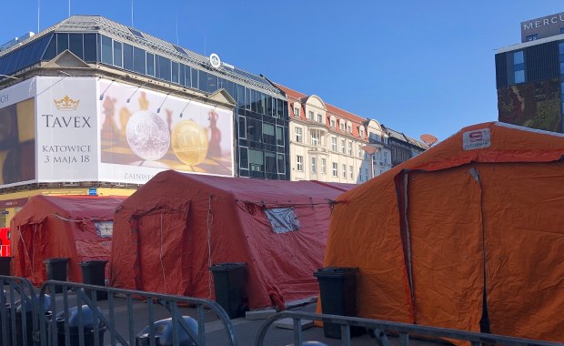  Namioty dla uchodźców i pomoc weterynaryjna przed katowickim dworcem