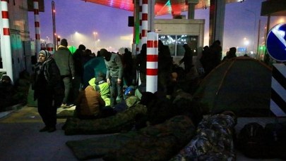 Namioty migrantów na przejściu granicznym. "Powstało nowe koczowisko" [RELACJA]