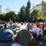 Namioty Ostatniego Pokolenia przed Sejmem. Aktywiści apelują do Hołowni