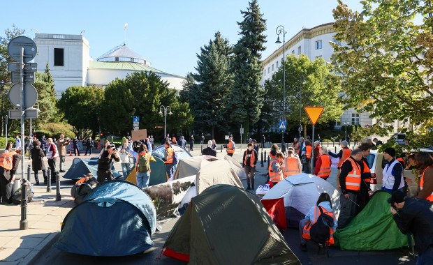Namioty Ostatniego Pokolenia przed Sejmem. Aktywiści apelują do Hołowni