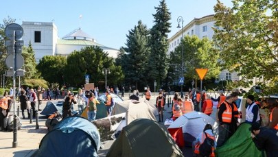 Namioty Ostatniego Pokolenia przed Sejmem. Aktywiści apelują do Hołowni