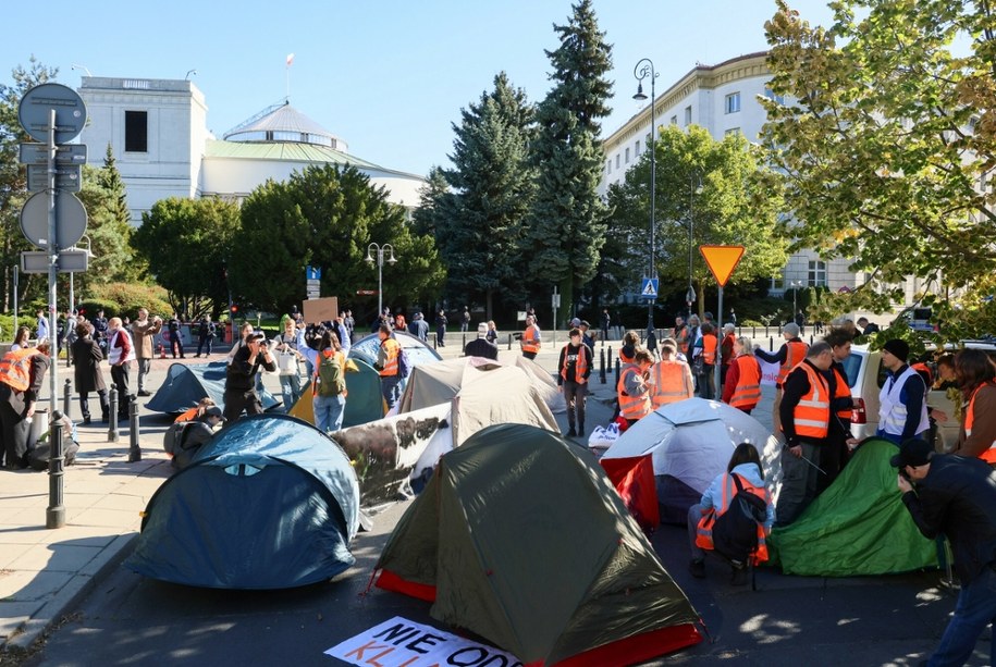 Namioty Ostatniego Pokolenia przed Sejmem /Paweł Wodzyński /East News