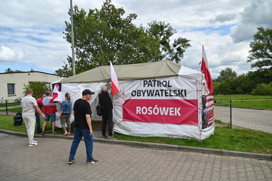 Namioty tzw. patroli obywatelskich na polsko-niemieckim przejściu granicznym w Rosówku /Marcin Bielecki /PAP