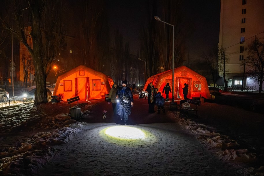 Namioty, w których mieszkańcy Kijowa mogą ogrzać się oraz dodładować urządzenia elektroniczne; Ukraina, luty 2026 /Vladyslav Musiienko /PAP