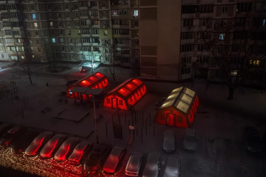 Namioty, w których mieszkańcy Kijowa mogą ogrzać; styczeń 2026 /Vladyslav Musiienko /PAP