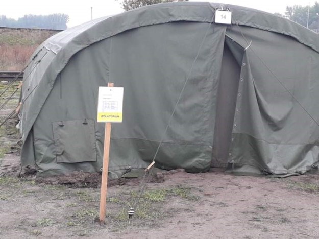 Namioty, w których muszą pozostać rezerwiści /Gorąca Linia RMF FM